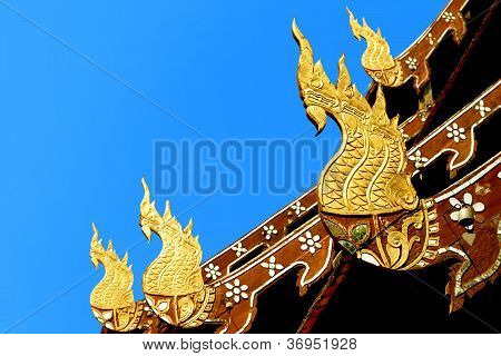 Ornamento stile di scultura Tailandia tempio Naga, antico serpente sacro nella leggenda buddismo decorare su te