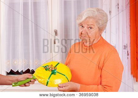 Senior femenino obtiene un regalo mudo