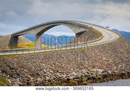 Storseisundet Bridge (norwegian: Storseisundbrua): Atlantic Highway (atlanterhavsveien). It Connects