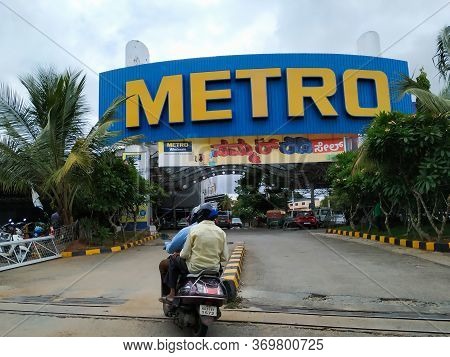 Bangalore, Karnataka/india-jun 04 2020: Closeup Of Front View Of Metro Cash And Carry Building At Ka