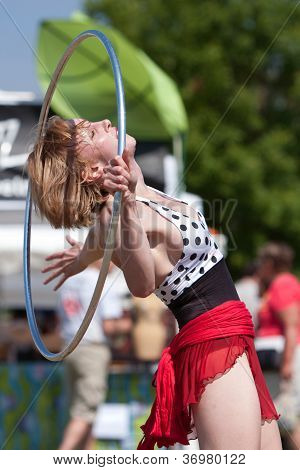 Cirkus Performer danse med Hula Hoop på Festival