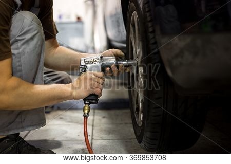 Professional Car Servis Man Changing The Wheel Of Car In Car Service Center