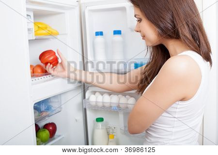 Frau suchen in ihrem Kühlschrank