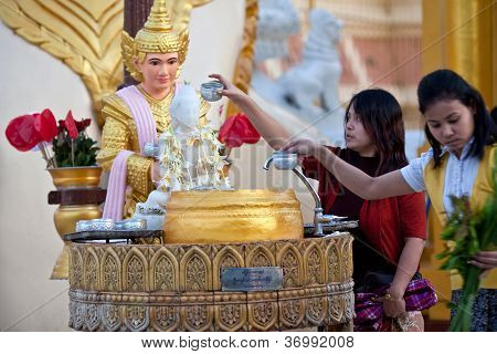Pellegrini in Shwedagon, Myanmar