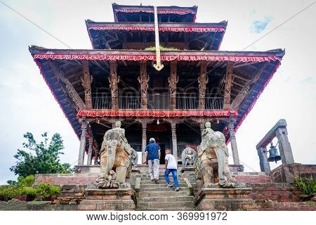 Kathmandu,nepal - August 15,2019: Hindu Devotees At Uma Maheshwor Temple Of Kritipur Kathmandu Nepal