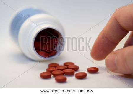Mano prendere la pillola rossa