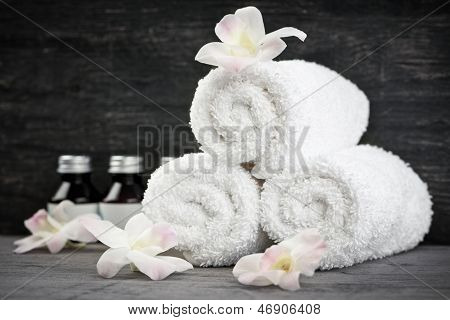 Zwinięte ręczniki Spa
