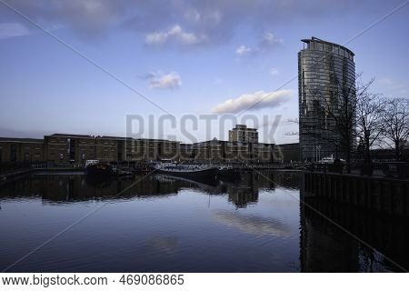 London - 01 26 2022: View Of The North Docks At Canary Wharf And The North Dock Footbridge In The Ba