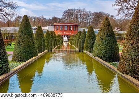 Lisse, Netherlands - April 4, 2016: Spring Landscape, Touristic Park With Water Fountain And Oranje 