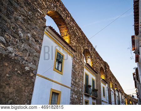 Picturesque View Of Evora And Its Traditional White Houses Incorporated In The Arches Of Prata Aqued