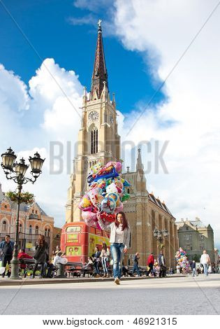 Novi Sad, Serbien-juni 7. Smuk ung kvinde med balloner på juni 7,2013 i Novi Sad, Serbria.  