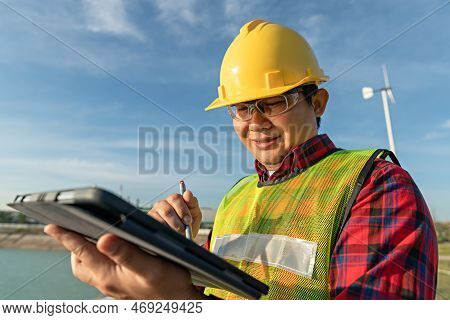 Engineer Wear Safety Uniform Use Technology Tablet For Work Communicate, Supervisor Use Dijital Tran