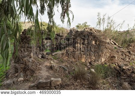 The Ruins Of The Fortress Wall Of The Ateret Fortress - Metzad Ateret - Qasr Atara - Located Next To