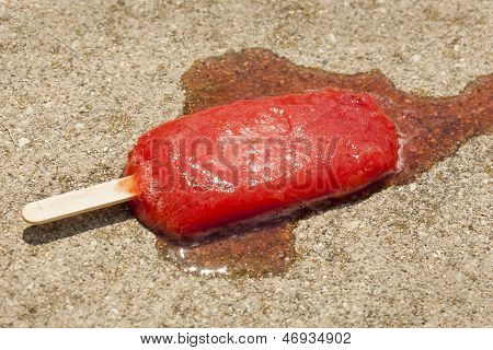 Popsicle fondu froid gelé aux fraises fruits biologiques