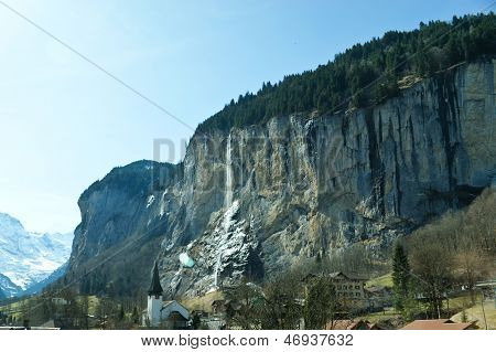 Cascata nel villaggio delle Alpi