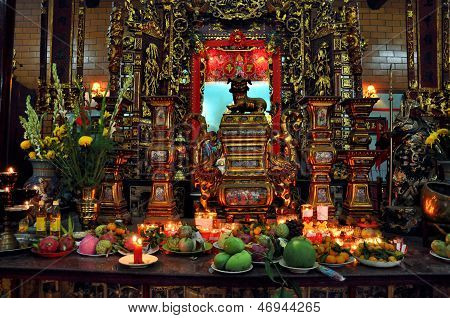 Aanbod in een boeddhistische tempel, Vietnam