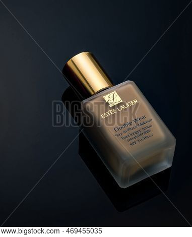Chonburi, Thailand-december 15, 2022: Estee Lauder Double Wear Stay-in-place Makeup Foundation Bottl