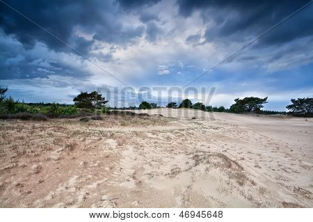 Bouřlivá oblaka nad písečnými dunami v Drenthe