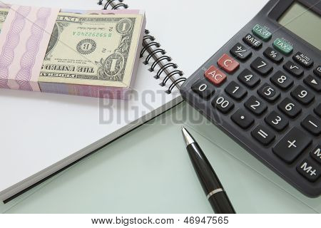 Stoh bankovky a Pen Calculater na poznámku knize