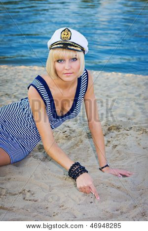 Mädchen schreibt einen Finger In den Sand