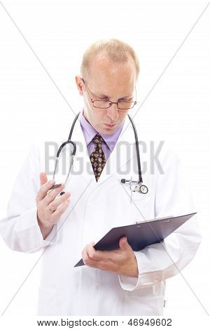 Médico médico olhando em branco na sua área de transferência