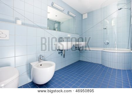 Moderne blå badeværelse