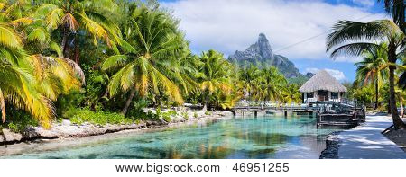 Panorama af en smuk kyst med Otemanu mountain view på Bora Bora island