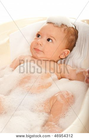 Baby dreng i skum i balje