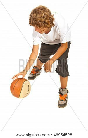 Teenager drible Basketball