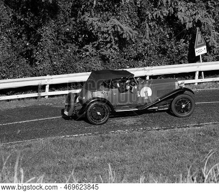 Om 665 S3 Sport 1925 In Coppa Nuvolari Old Racing Car With Classic Car