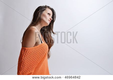 красивая женщина в оранжевый свитер