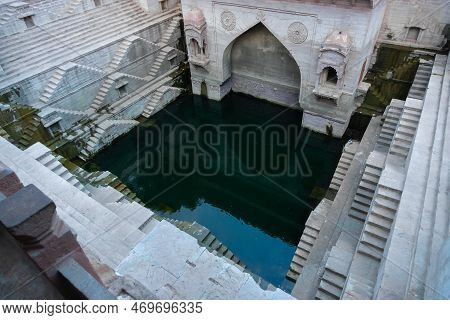 Toorji's Step Well, Toorji Ki Jhalara, Toorj Ki Jhalra, Was Built In 1740s.hand Carved Step Well Bul