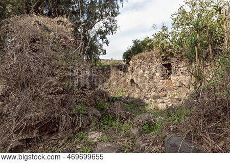 The Ruins Of The Fortress Wall Of The Ateret Fortress - Metzad Ateret - Qasr Atara - Located Next To