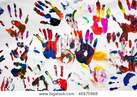 impronte di mani colorate le mani su una tela bianca