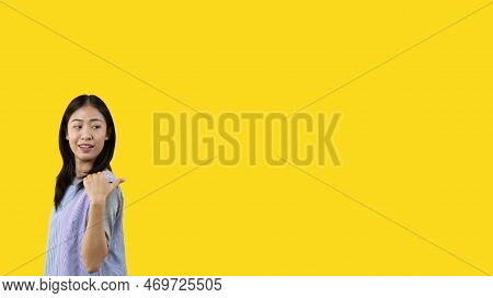 Asian woman pointing finger inviting click here, It is recommended to follow this direction or click