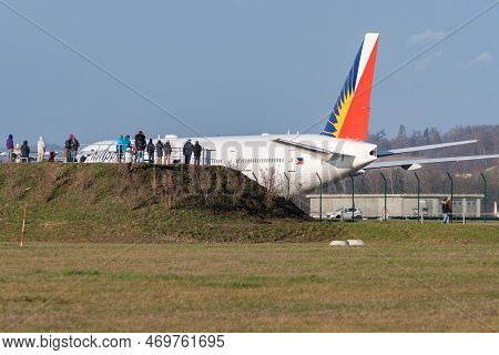 Zurich, Switzerland, January 19, 2023 Planespotters On A Small Hill Behind The Philippines Governmen