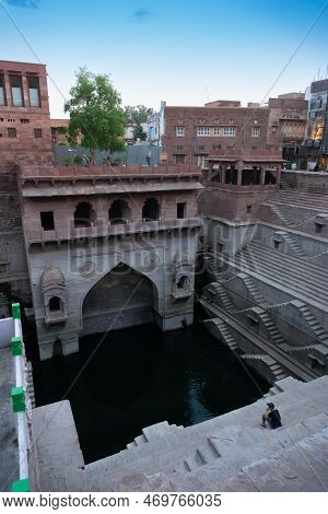 Toorji's Step Well, Toorji Ki Jhalara, Toorj Ki Jhalra, Was Built In 1740s.hand Carved Step Well Bul