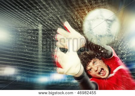 Torwart fängt den ball
