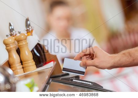 Detail podoba mužské ruce pokladní karta