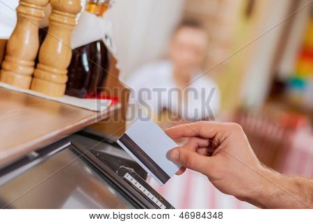Detail podoba mužské ruce pokladní karta