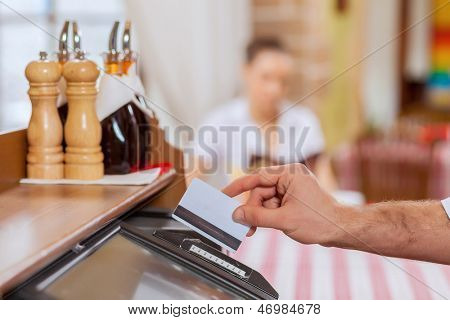 Detail podoba mužské ruce pokladní karta