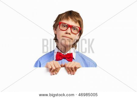 Bild von verwirrt Boy holding weiße Quadrat. Platz für Werbung