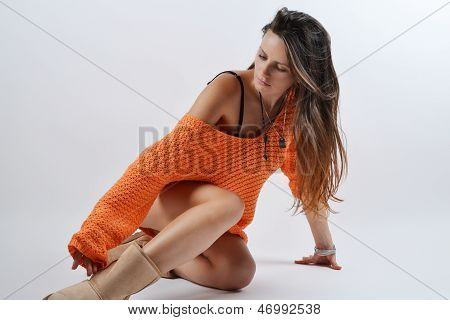 красивая женщина в оранжевый свитер