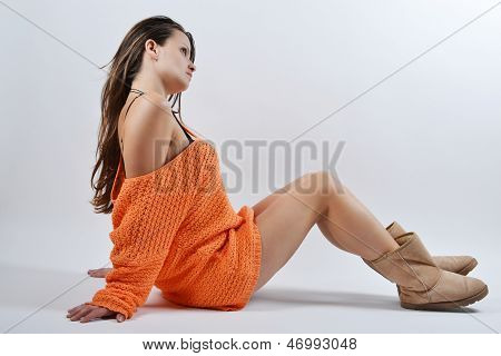 красивая женщина в оранжевый свитер
