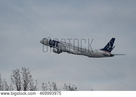 Zurich, Switzerland, January 20, 2023 Lot Polish Airlines Embraer E-195ar Aircraft Departing From Ru