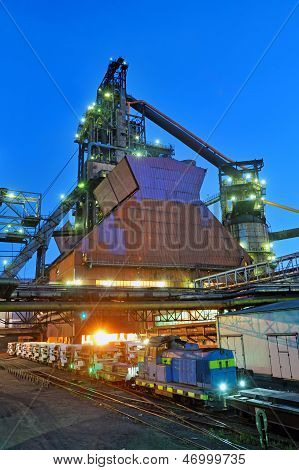 Industriegebäude in der Nacht