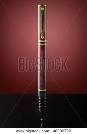 Isoliert rot und Golden Pen