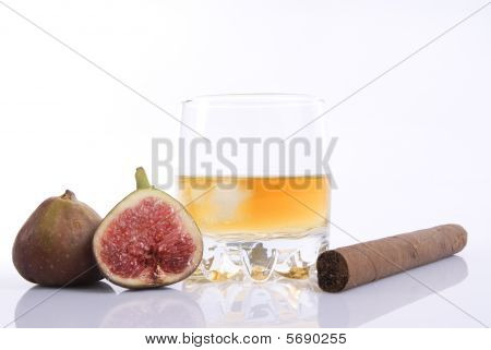 Verre de whisky avec des glaçons et cigare