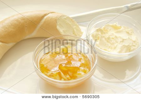 イエロー プラムのジャム、バター、ナイフとクロワッサン