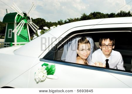 白い車に新郎新婦